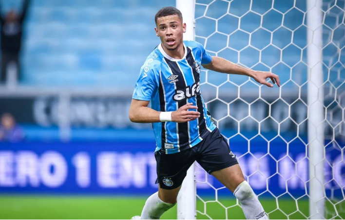 Alysson Edward sang Aston Villa với tổng giá trị 12 triệu euro 2 Alysson Edward
