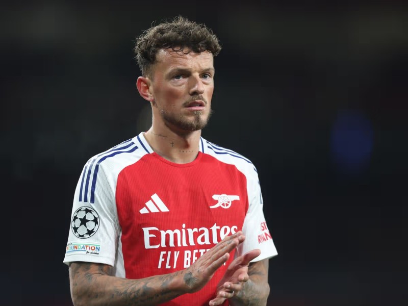 Arsenal cân nhắc để White rời Emirates