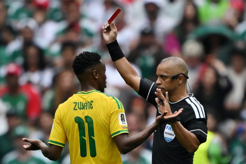 ĐT Nam Phi lập kỷ lục buồn tại World Cup 2026 3 Themba Zwane bối rối trước thông báo của trọng tài